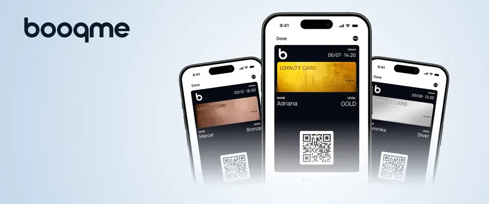 3 úrovně věrnostních karet s logem booqme, zlatá, stříbrná a bronzová zobrazené na mobilních telefonech